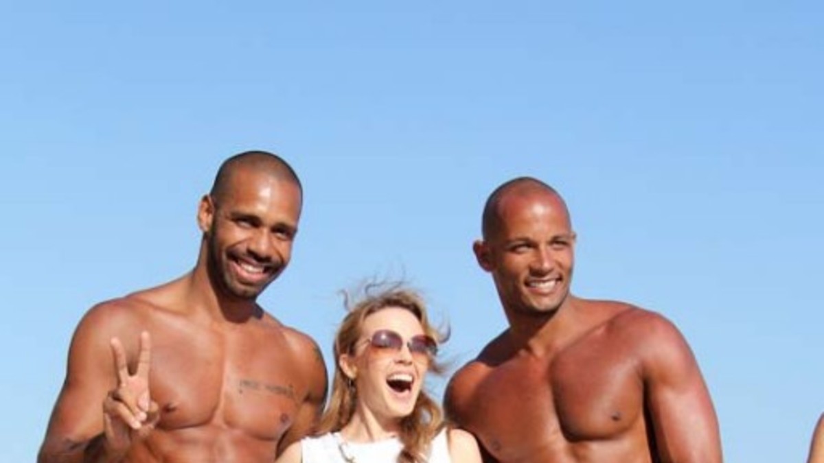 Así de mal la pasa la diosa Kylie en las playas de Brasil