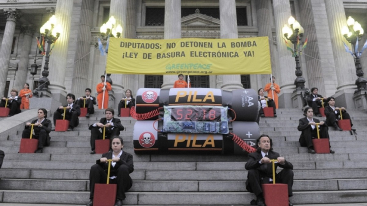 Protestan con una bomba de tiempo en el Congreso