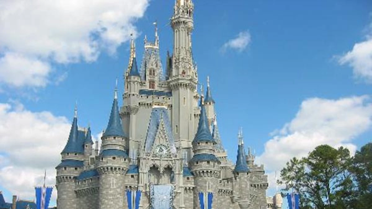 Cayó una pareja que vendía viajes truchos a Disney