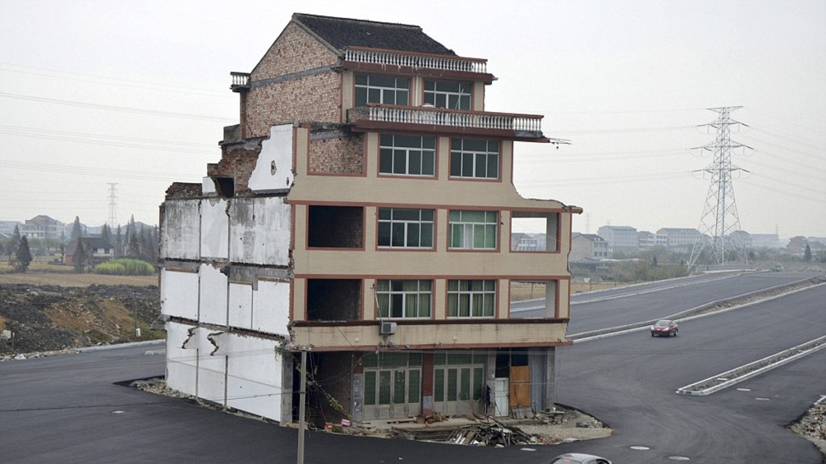 Se negó a vender la casa y vive en medio de la ruta