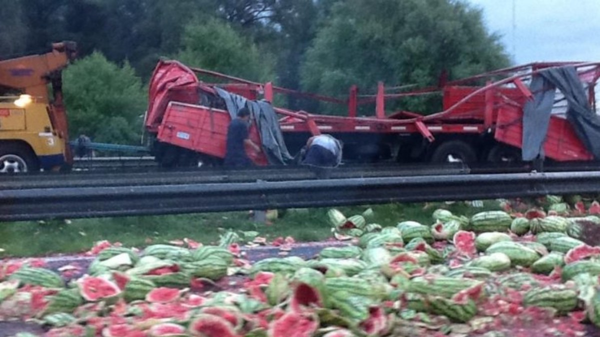 Chocan camiones y llenan Panamericana de sandías