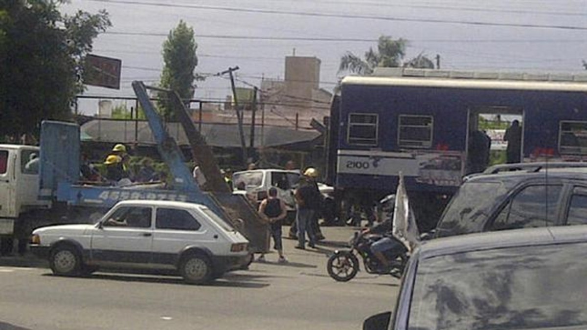 Chocaron un tren y un auto en Ramos Mejía