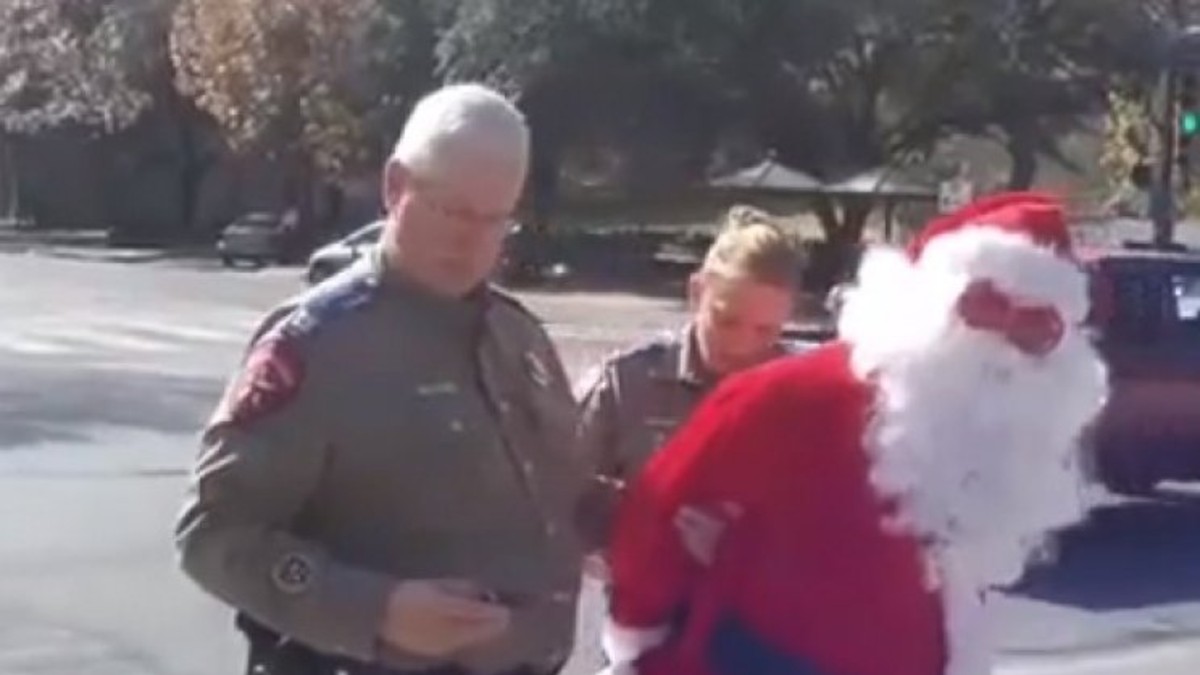 Arrestaron a Papá Noel y se lo llevaron preso esposado