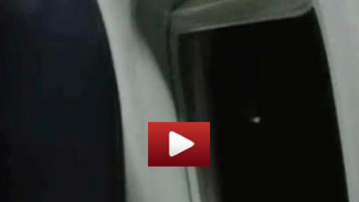 Filman a un Ovni mientras persigue un avión de línea