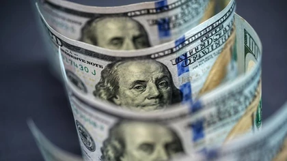Por qué aseguran que la caída del dólar "recién comienza"