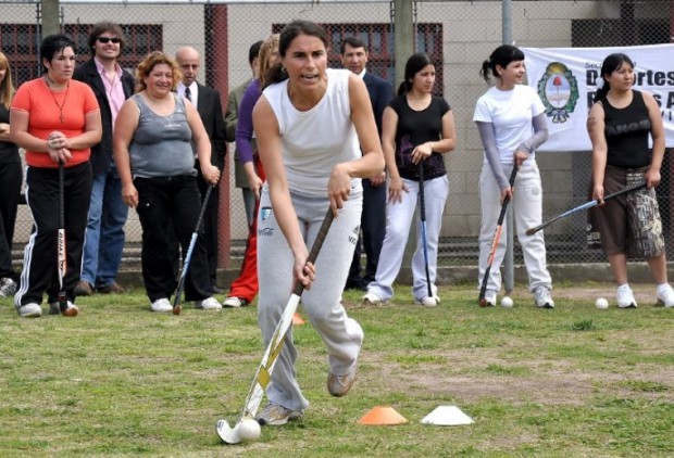 Una Leona armó un equipo de hockey en la cárcel