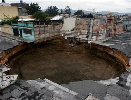 Un agujero enorme se tragó un edificio en Guatemala
