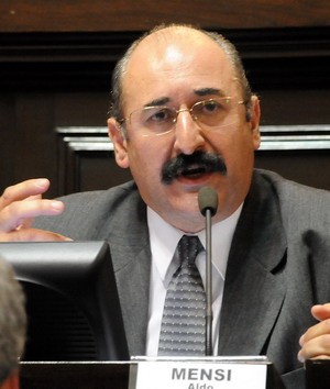 Diputado compara el consumo de sal con la adicción a las drogas