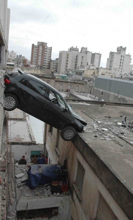 Sigue colgado de un edificio el auto "volador cordobés"