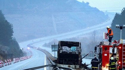 Bulgaria: un micro chocó, se incendió y murieron 45 personas