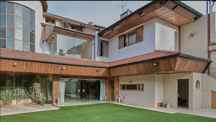Así son las dos casas de Maradona que serán subastadas