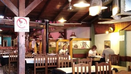 Fueron a comer a su parrilla, pagaron con la AUH y los escrachó