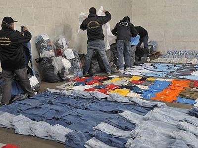 Golpe al truchaje: cae banda dedicada a copiar ropa y CDs