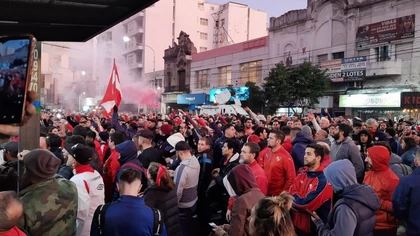 Enfrentamientos, disturbios y suspensión: caos en Independiente