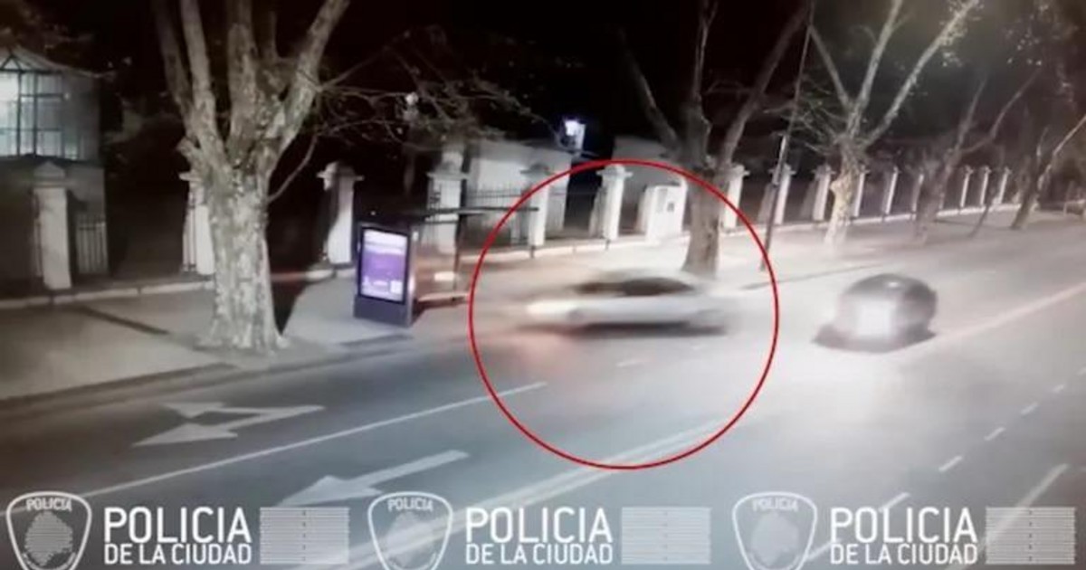 Violento choque de un auto contra una parada de colectivo y un árbol ...