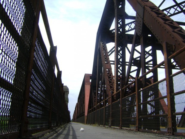 "Siete Puentes", la oscura frontera que sólo se cruza en colectivo
