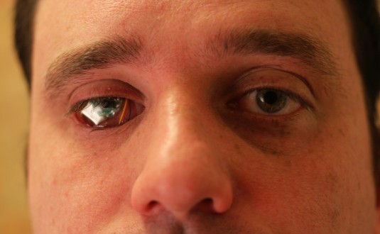 Como Terminator: cineasta usa una cámara en un ojo