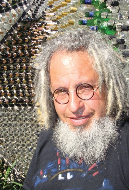 El artista de la "casa de botellas" llega al cine