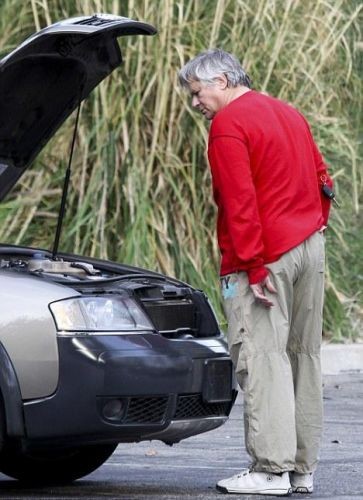 A MacGyver se le quedó el auto y no lo pudo arreglar