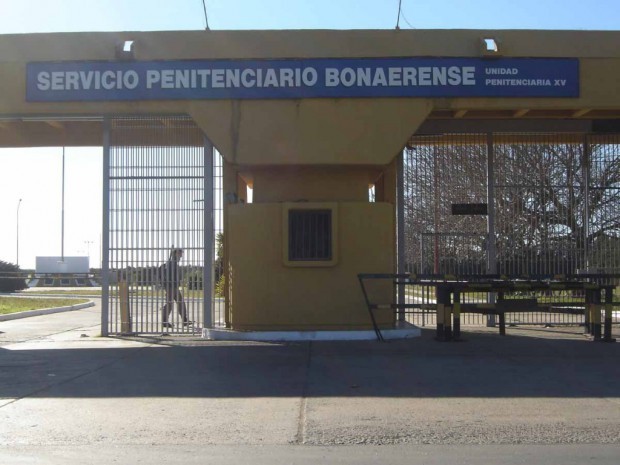 Le lanzó su bebé al guardia para escapar de la cárcel