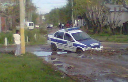 Un pozo "se comió" un patrullero de Quilmes