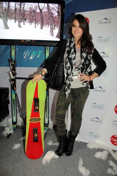 Dos bellezas entre nieve trucha y tablas de snowboard