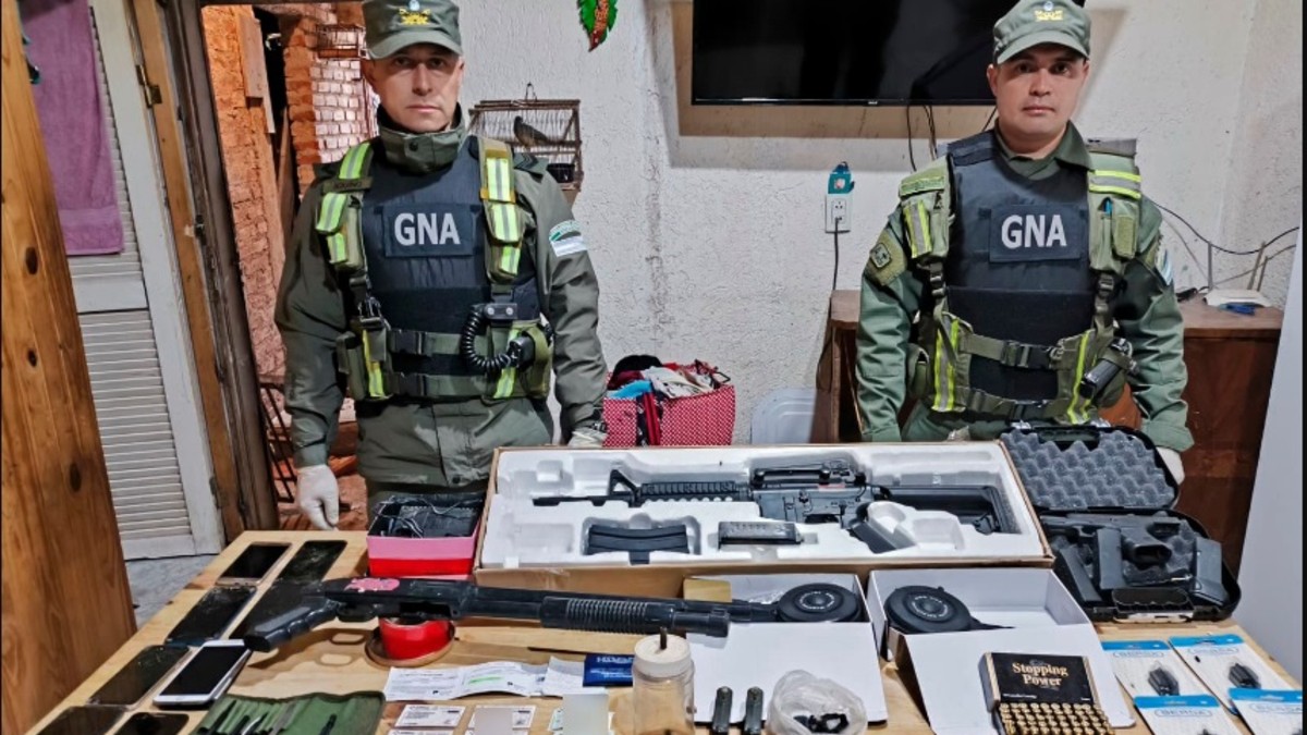Autos mellizos, armas largas y primos narcos: cayó una banda que operaba desde la cárcel con niños y embarazadas