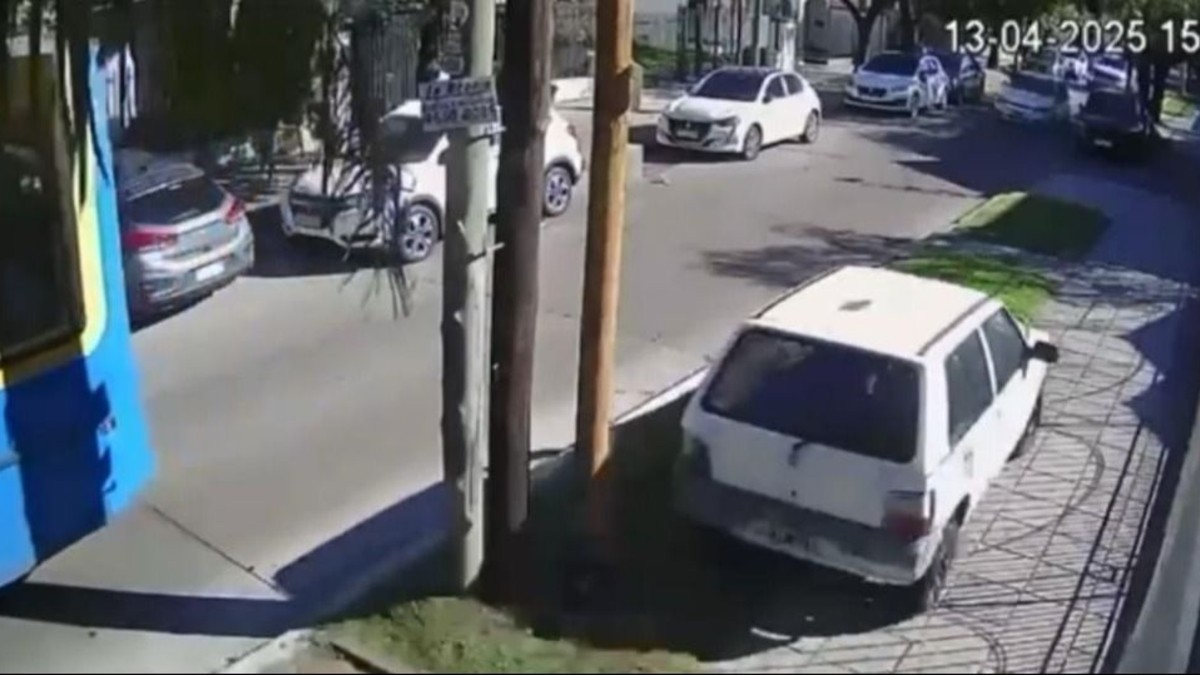 Robaron un auto y escaparon por la vereda a toda velocidad