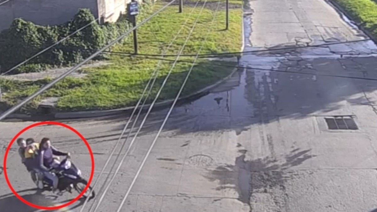 Tenía pedido de captura, manejaba una moto robada con dos menores a bordo de 6 y 7 años y terminó chocando por escapar de la policía