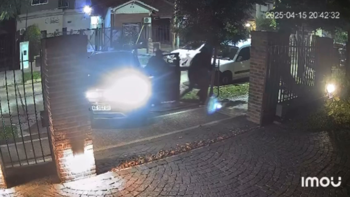 "LEVANTÁ LAS MANOS QUE TE MATO": Lo asaltaron en la puerta de su casa  cuando estaba por estacionar  y se llevaron dos camionetas