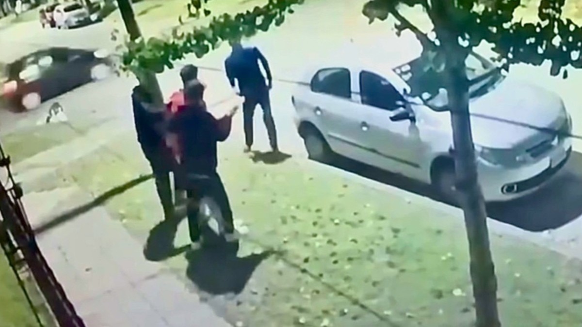 Lo tiraron al piso y le pegaron para robarle el auto de su papá