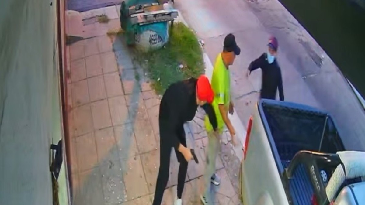 Tocó timbre, tardaron en abrirle la puerta y lo atacaron entre cuatro ladrones armados para robarle la camioneta