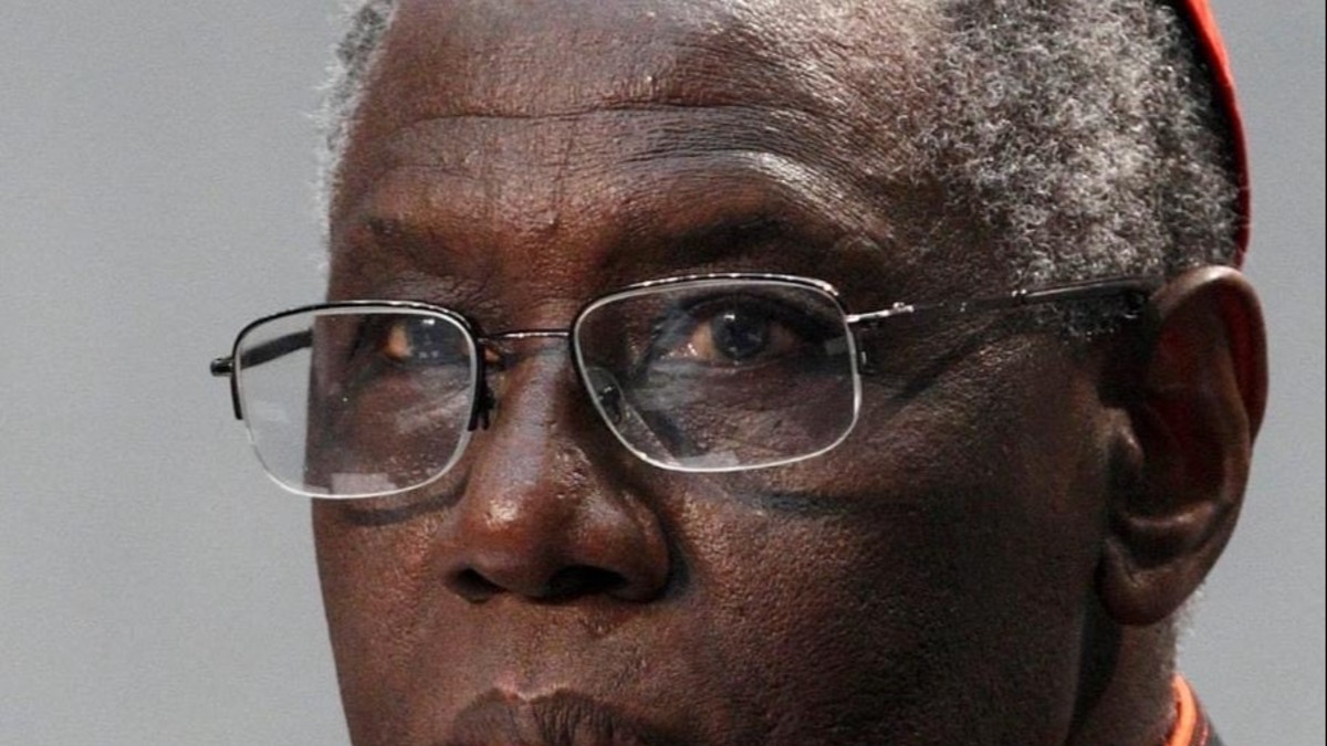 Quién es Robert Sarah, el cardenal africano que podría suceder al Papa Francisco