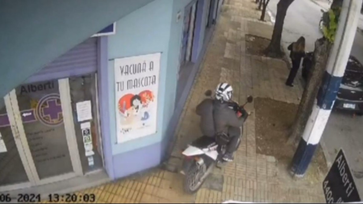 “¡Ey! ¡Hijo de puta!”: seis motochorros, gritos desesperados y otro violento ataque en la cuadra de los robos
