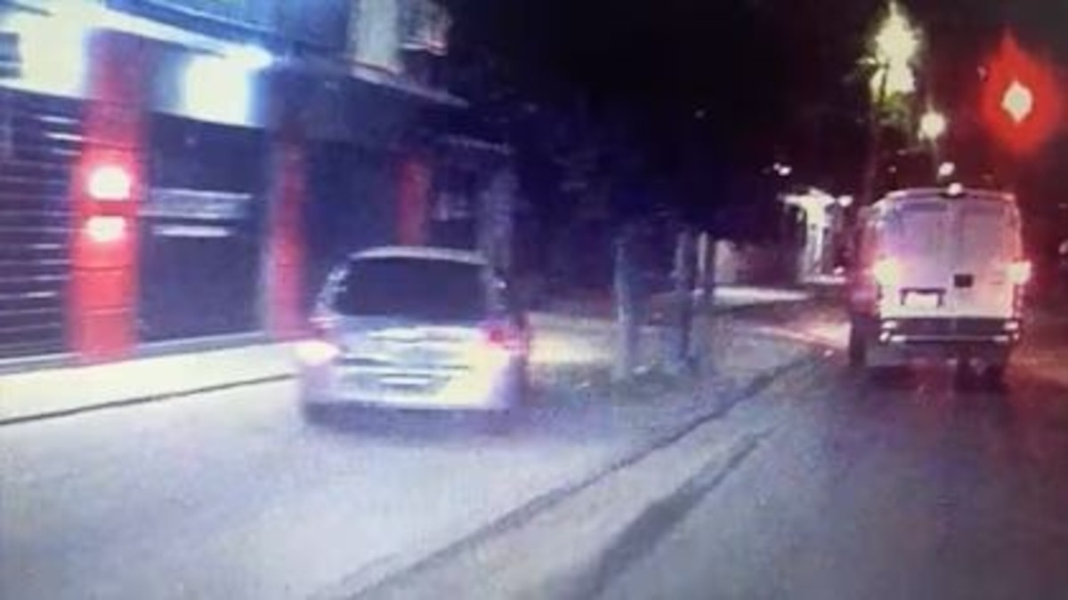 ¡Subió a la vereda!": impactante persecución entre 5 patrulleros y un auto vinculado a “robaruedas”, terminó chocando sin causar una tragedia