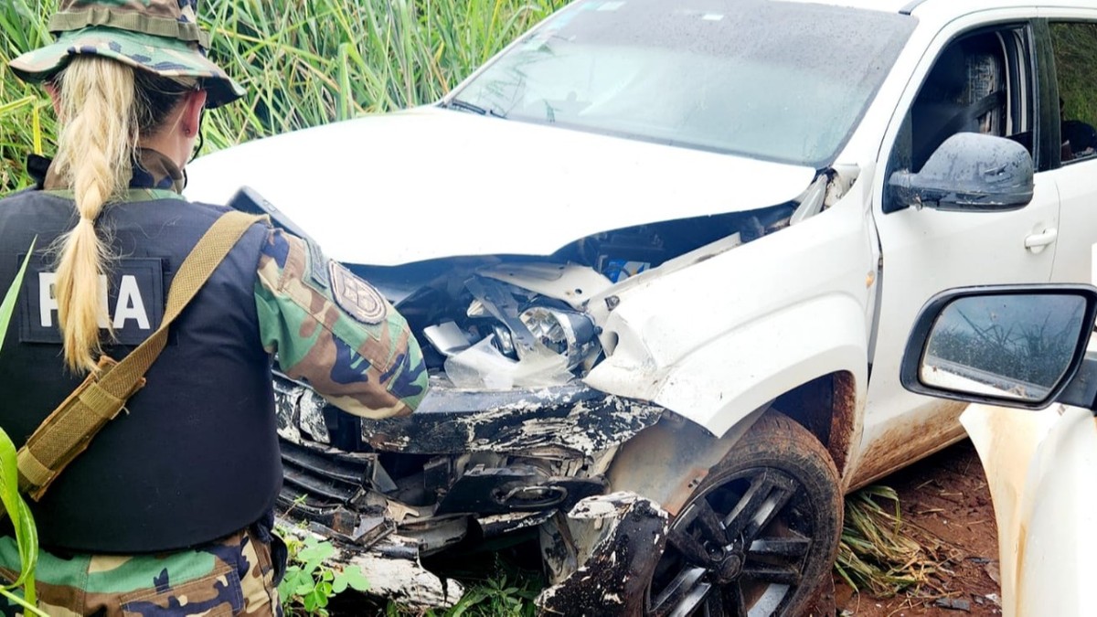 Detectaron una camioneta que trasladaba droga desde paraguay, la persiguieron, chocaron y secuestraron más de una tonelada de marihuana