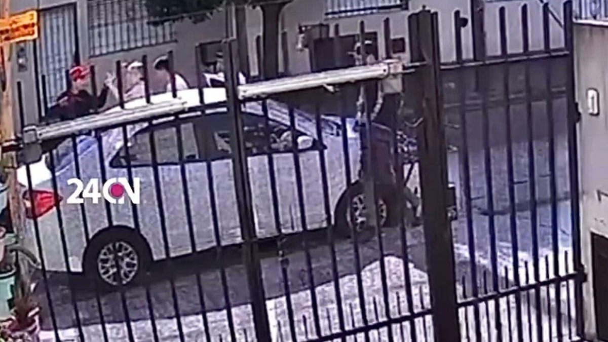 “Cuatro hijos de puta me robaron el auto a punta de pistola”