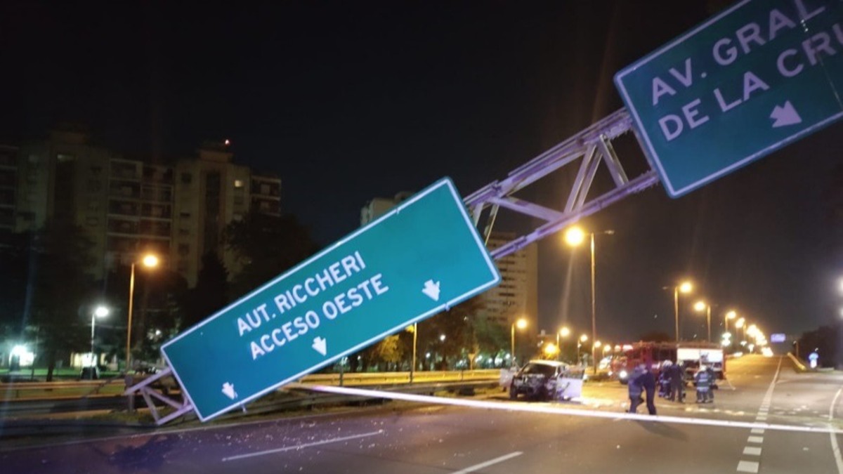 A toda velocidad, una camioneta chocó contra un cartel de señalización y lo derribó: tres heridos y caos en la General Paz