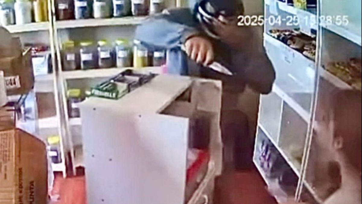 “Me acaban de robar con un cuchillo, no me quiero asustar”: el llanto de una empleada y un desgarrador llamado por teléfono