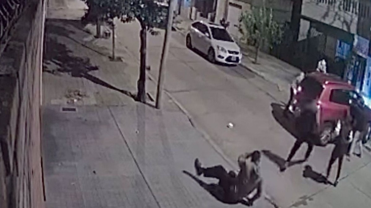 “Tuvieron que coserlo por los golpes”: 5 ladrones amenazaron con disparar para asustar a los vecinos y le robaron la camioneta a un hombre 