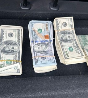 Un auto “mellizo”, la sospecha por un robo y 55 mil dólares en la guantera