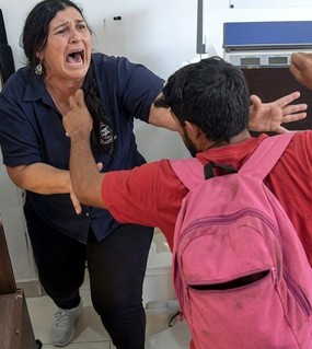 “Dame la plata o te apuñalo”: la amenazó con un destornillador, rompió todo y un vecino héroe lo echó a palazos