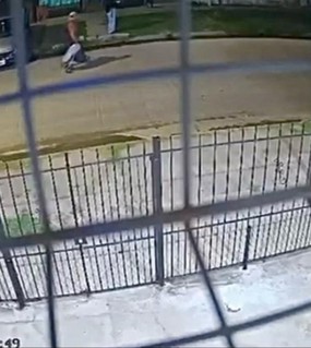 Esperaba un Uber, un delincuente le pegó con una piedra en la cabeza y le robó el celular