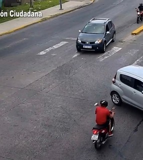Un menor en moto cruzó en rojo y chocó contra el auto de un hombre con 0.90 g/l de alcohol en sangre 