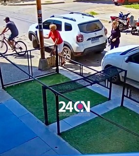 Motochorros tiraron al piso a una jubilada con un bastón para robarle: sufrió graves heridas 