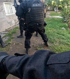 Sorprendieron a un narco en la cama con cocaína, $4 millones y 18 celulares