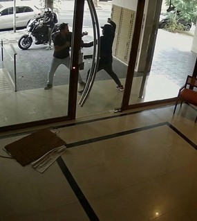 Esperaba en la puerta de un edificio y lo golpearon para robarle una mochila llena de dólares