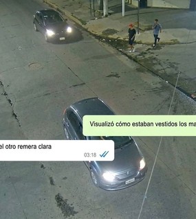 Vio a dos hombres empujando una moto, mandó un mensaje clave por WhatsApp y frustró el robo 