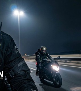 Dos motochorros y una violenta emboscada en la autopista: aceleró a fondo y se salvó 