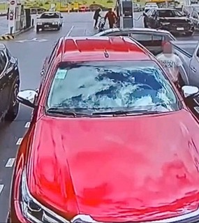 Tres adultos y un menor intentaron abrir un auto con una ganzúa: quedaron grabados en primer plano